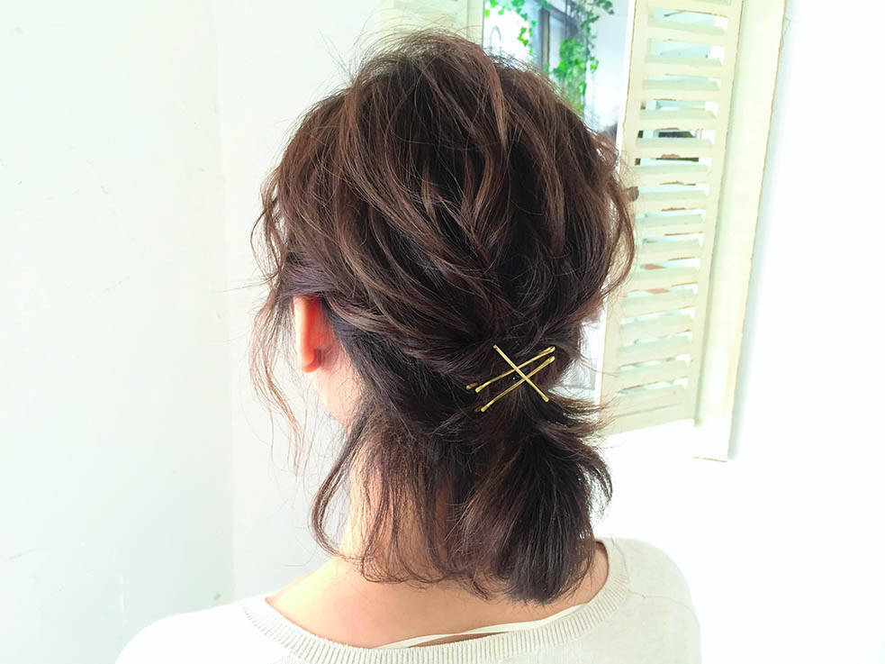 短めヘアでもできる ゴールドピンを使ったローポニーテールアレンジで簡単にこなれる 17年7月3日 エキサイトニュース