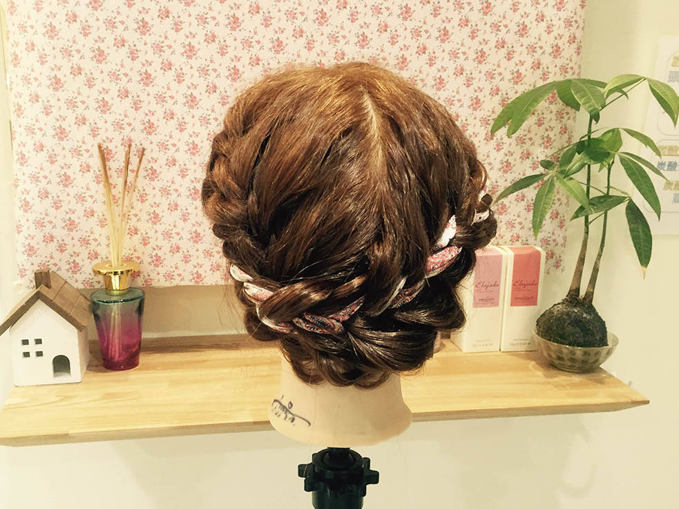 いつものアレンジにスカーフをプラス スカーフを使った華やか編み込みアップスタイル 18年2月7日 エキサイトニュース