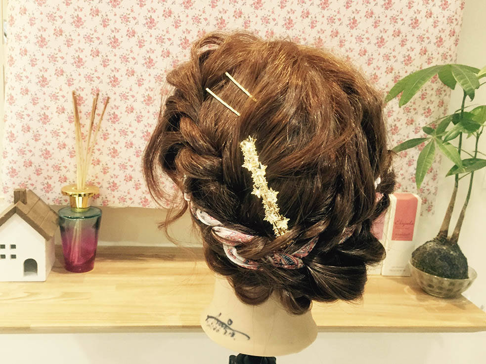 いつものアレンジにスカーフをプラス スカーフを使った華やか編み込みアップスタイル 18年2月7日 エキサイトニュース