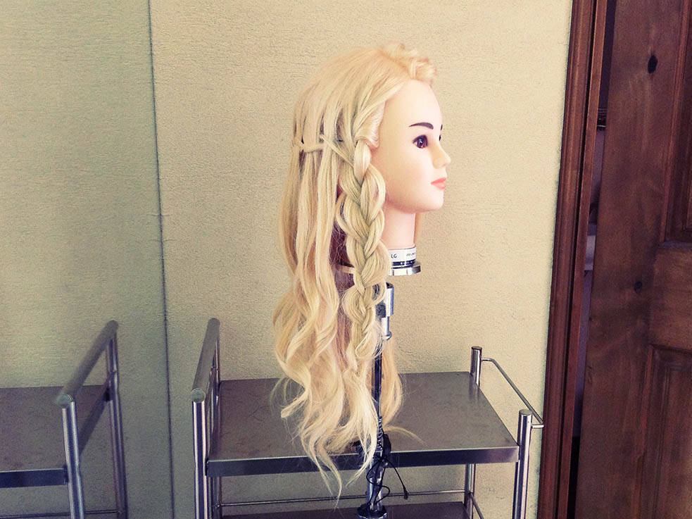ちょっと変わったヘアアレンジ ウォーターフォール 捨て編み込み の編み方を解説 18年3月4日 エキサイトニュース