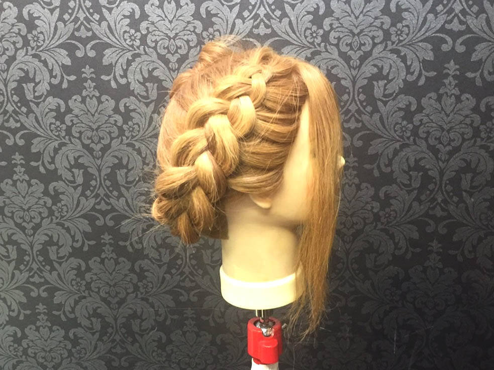 ねじり編みと編み込みできっちりアップに パーティーでも使えるアレンジスタイル 17年8月3日 エキサイトニュース