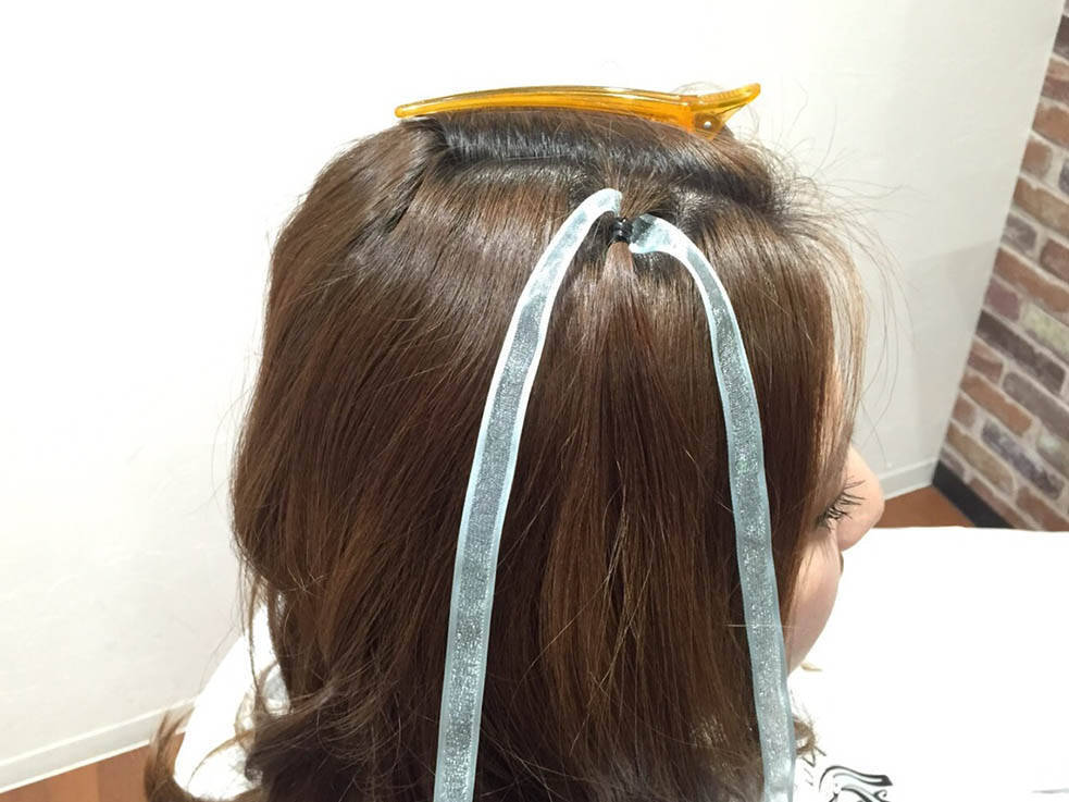 編み込みアレンジにリボンをプラス ガーリーなリボン編み込みのやり方を解説 17年8月7日 エキサイトニュース