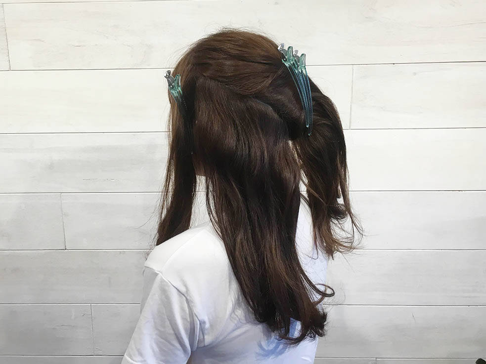 首元スッキリな片側寄せ ワンサイド アレンジでロングヘアをスッキリまとめる 17年8月12日 エキサイトニュース