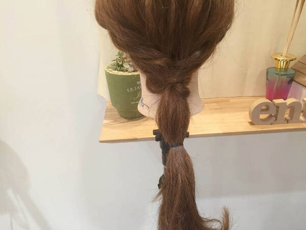 重ためロングヘアを軽く見せる 髪を引き出すだけで作れる玉ねぎヘアスタイル 17年10月12日 エキサイトニュース 重ためロングヘアを軽く見せる 髪を引き出すだけで作れる玉ねぎヘアスタイル 17年10月12日 エキサイトニュース