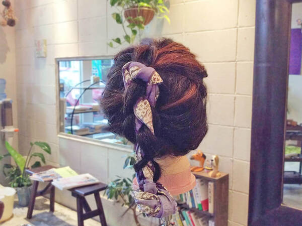 簡単ヘアアレンジに北欧テイストをプラス カジュアルコーデにピッタリなバンダナヘア 17年9月5日 エキサイトニュース