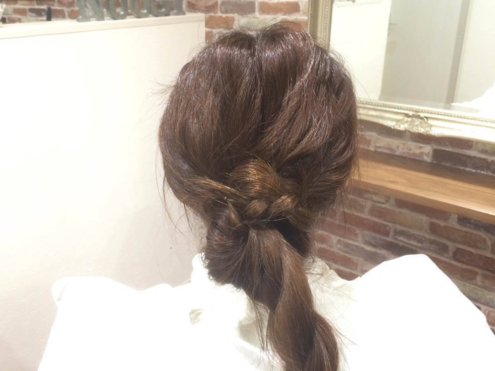 低め ゆるめが大人かわいいポイント ロングヘアさん向けお団子アップヘアアレンジ 17年10月2日 エキサイトニュース