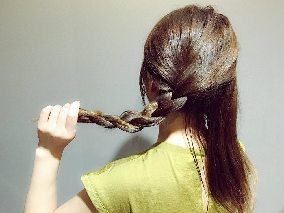 三つ編みにするだけでできるから簡単 ほっこりルーズなシニヨンアップヘアアレンジ 17年10月12日 エキサイトニュース