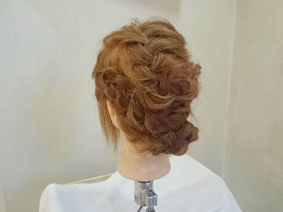 表編み込みと裏編み込みを使った 上品なアップヘアスタイル パーティーにぴったり 17年11月1日 エキサイトニュース