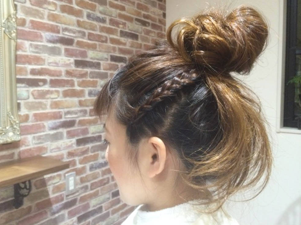 ヘアリングって知ってる 注目のヘアアクセを使った編み込みお団子ヘアアレンジ 17年11月15日 エキサイトニュース