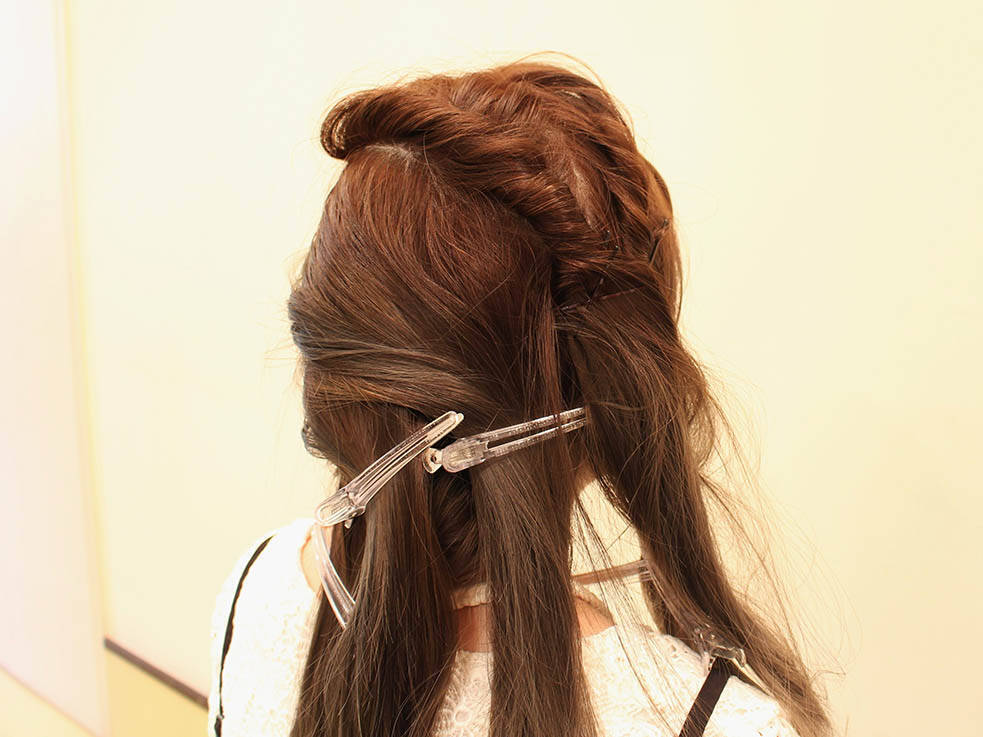 華やかで個性派なスタイル レトロ感のある ねじねじアップヘアアレンジ 18年2月26日 エキサイトニュース