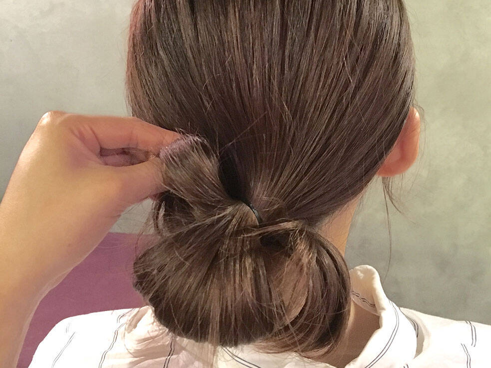 カジュアルにもフォーマルにも使えるヘアアレンジ 簡単こなれお団子ヘアスタイル 17年11月日 エキサイトニュース カジュアルにもフォーマルにも使えるヘアアレンジ 簡単こなれお団子ヘアスタイル 17年11月日 エキサイトニュース
