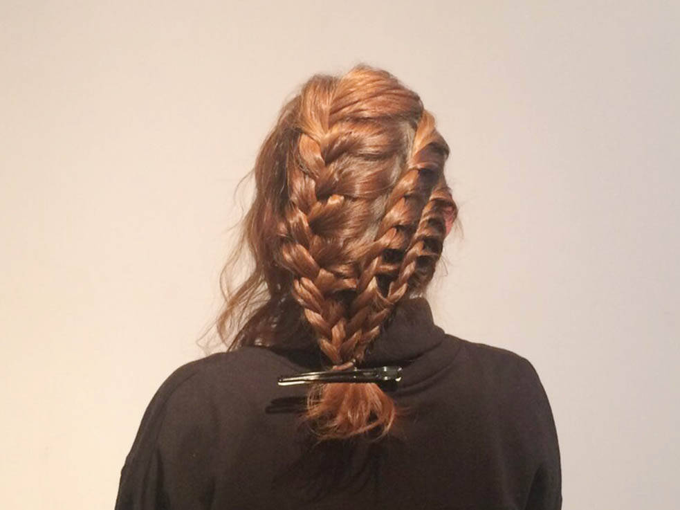 三角クリップを使ったルーズな編み込みがかわいい 簡単編み込みヘアアレンジ 17年12月14日 エキサイトニュース