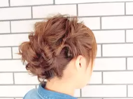 忙しいときの時短ヘアアレンジ プロが教えるカジュアルで万能なアップスタイル 17年3月13日 エキサイトニュース