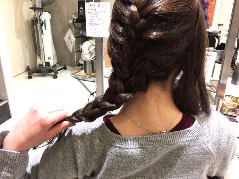 これからの季節に 編み込みで作る簡単まとめ髪のアレンジでちょっぴりオシャレに変身 17年4月30日 エキサイトニュース