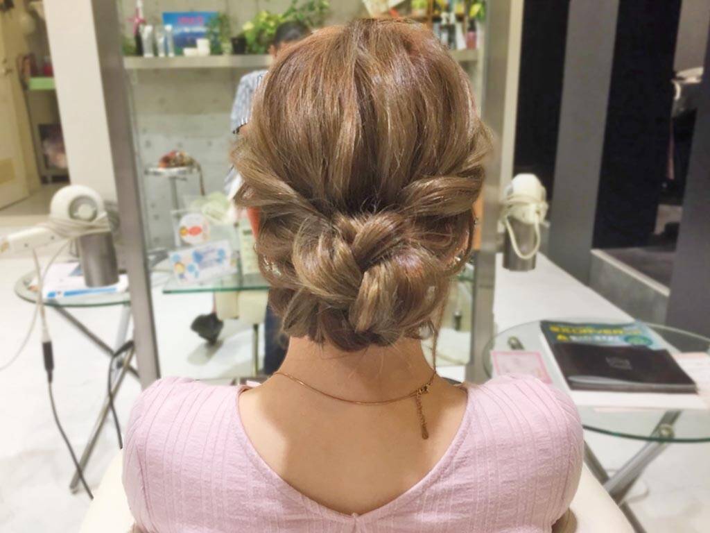 モテ髪のテッパン ゆるふわシニヨンのまとめ髪ヘアアレンジ 浴衣ヘアにもオススメ 17年7月29日 エキサイトニュース