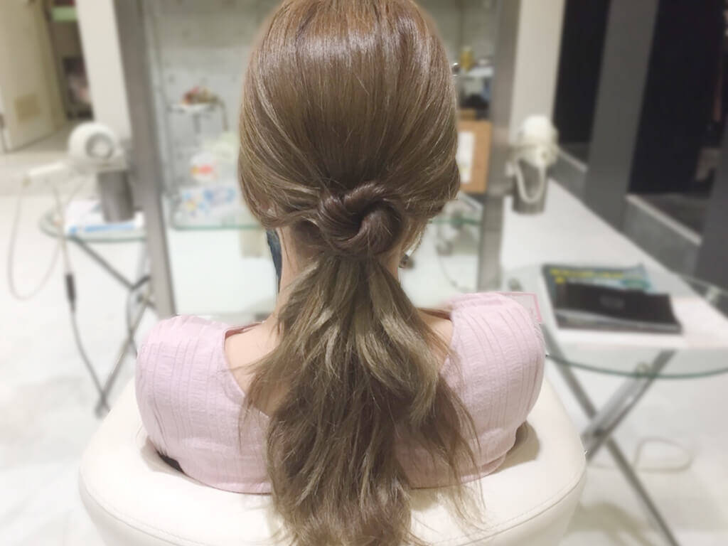 低めポニーテールにお花アレンジでアクセントを 初心者さん向け簡単ヘアアレンジの作り方 17年8月25日 エキサイトニュース