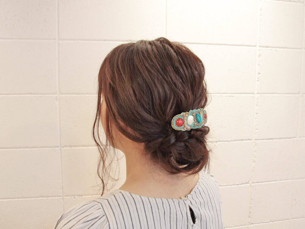 大きめバレッタが可愛い定番ゆるアップヘアアレンジ オフィスでもお休みの日でも 17年8月日 エキサイトニュース