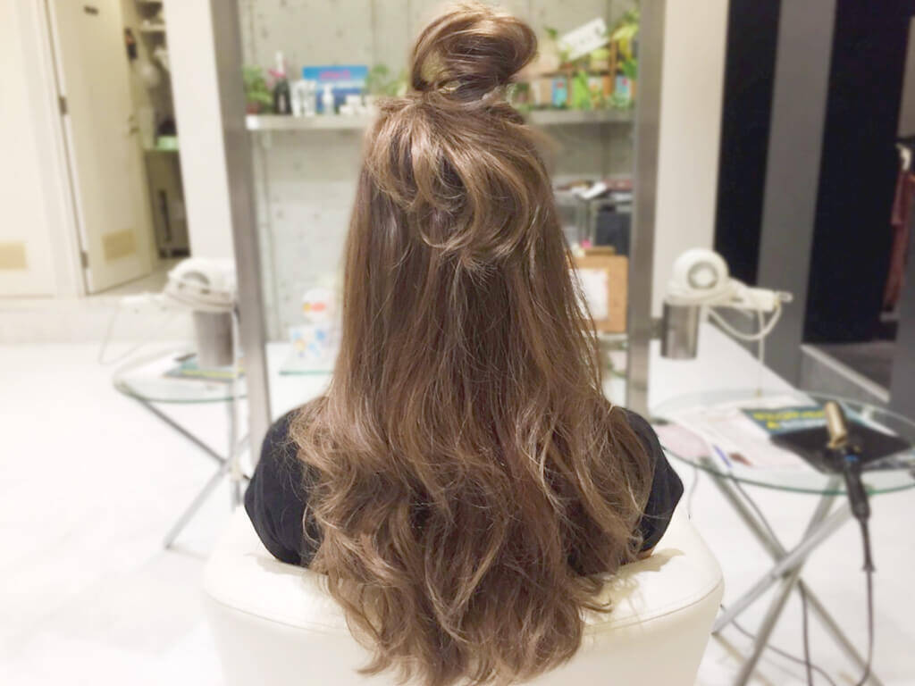 ラフなゆるめヘアアレンジにメンズはキュンとする 秋のラフ可愛いハイシニヨンアレンジ 17年10月10日 エキサイトニュース