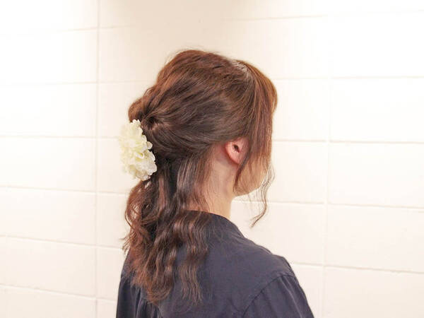 秋は結婚式ラッシュ 2次会にオススメな簡単ハーフアップスタイルでセルフヘアアレンジ 17年9月27日 エキサイトニュース