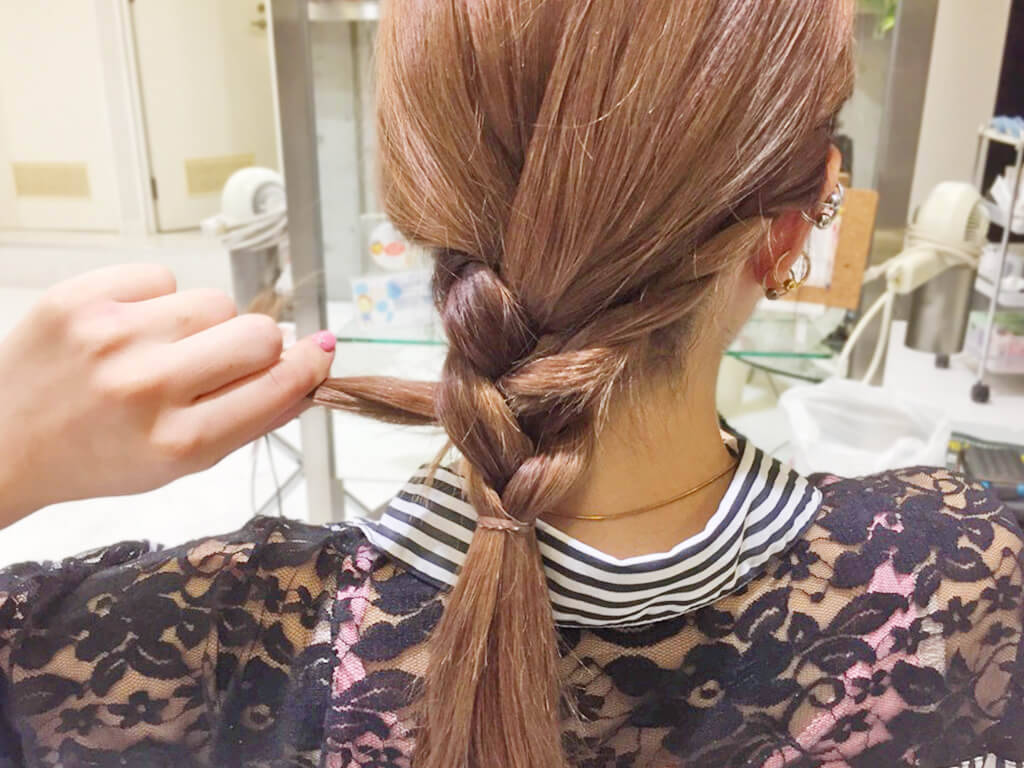 朝の時短ヘアアレンジ 片側にある編み目が可愛い 編み込み風 ヘアアレンジ 17年12月13日 エキサイトニュース