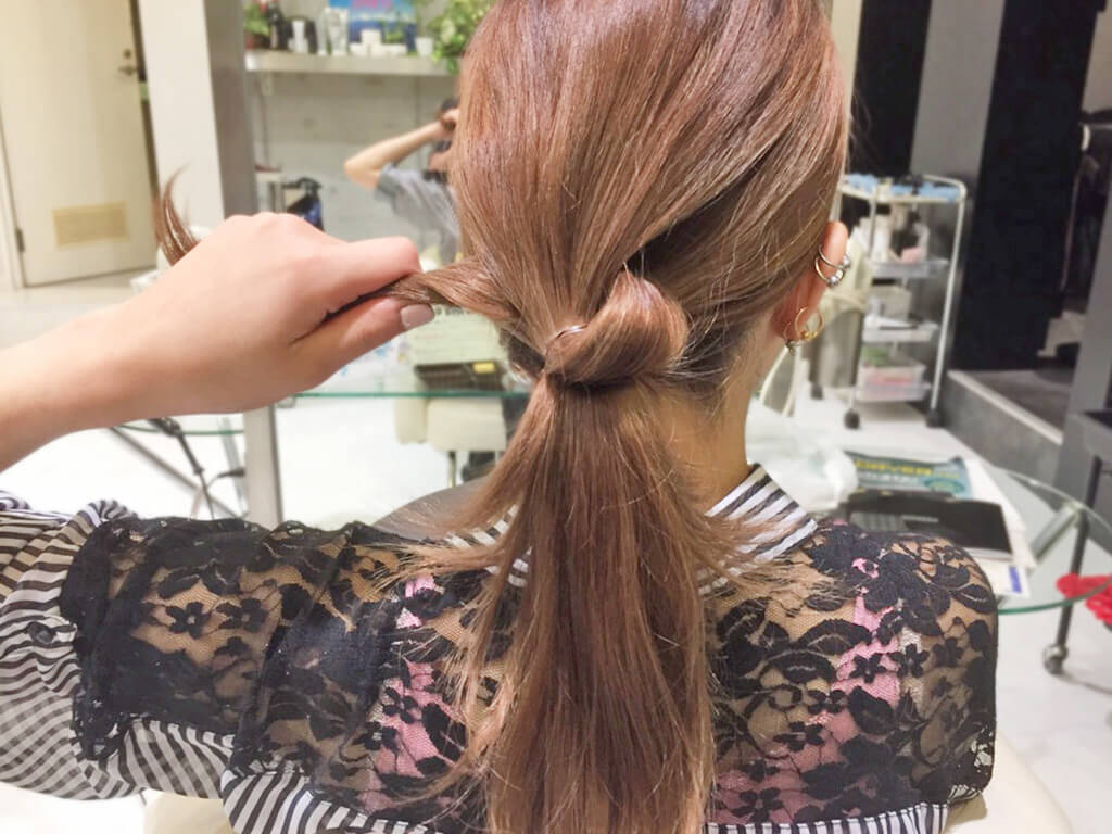 髪の毛を結んで作る結び目がかわいい ノットヘア風簡単ひとつ結びヘアアレンジ 17年12月26日 エキサイトニュース