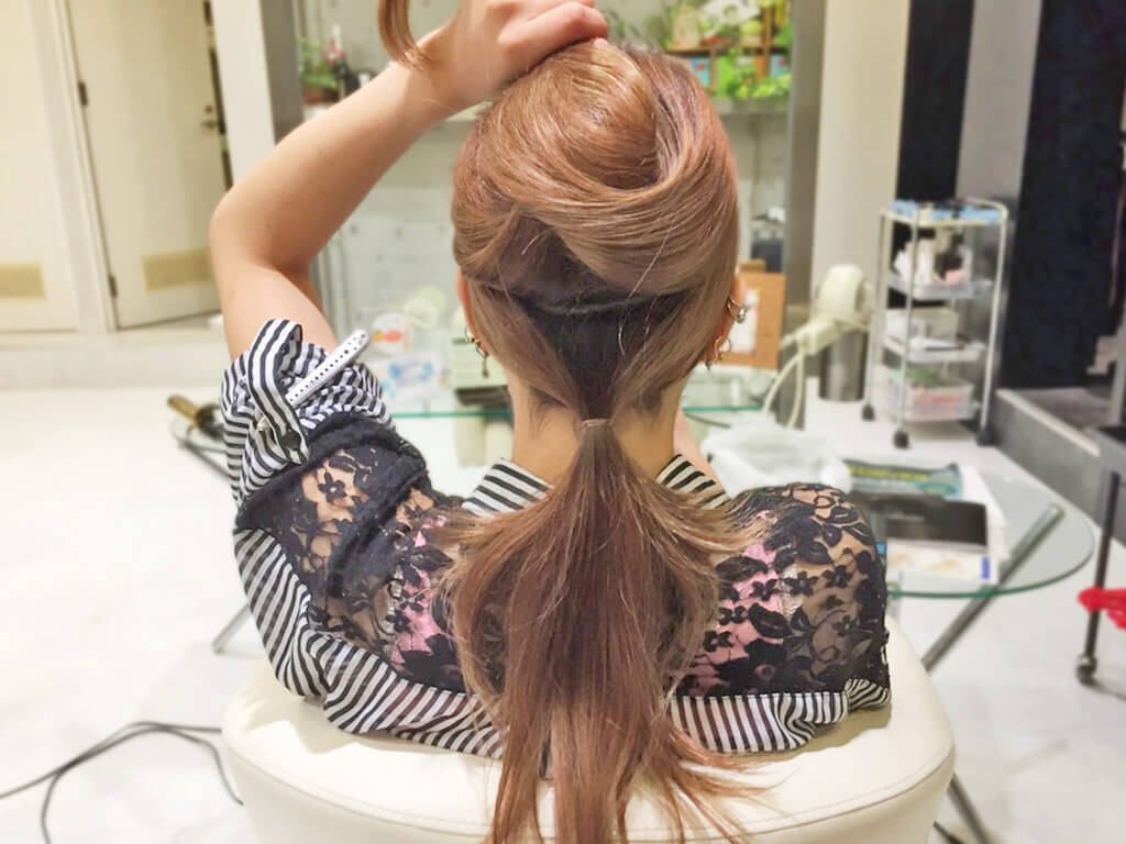 髪をねじってつくるハートモチーフのガーリーヘアでとびっきりキュートに 17年12月29日 エキサイトニュース