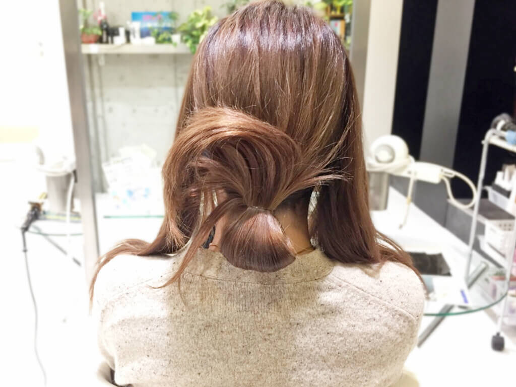 シンプルな時短ヘアアレンジがやっぱり最強 結んでねじるだけでできるラフお団子の作り方 18年1月13日 エキサイトニュース