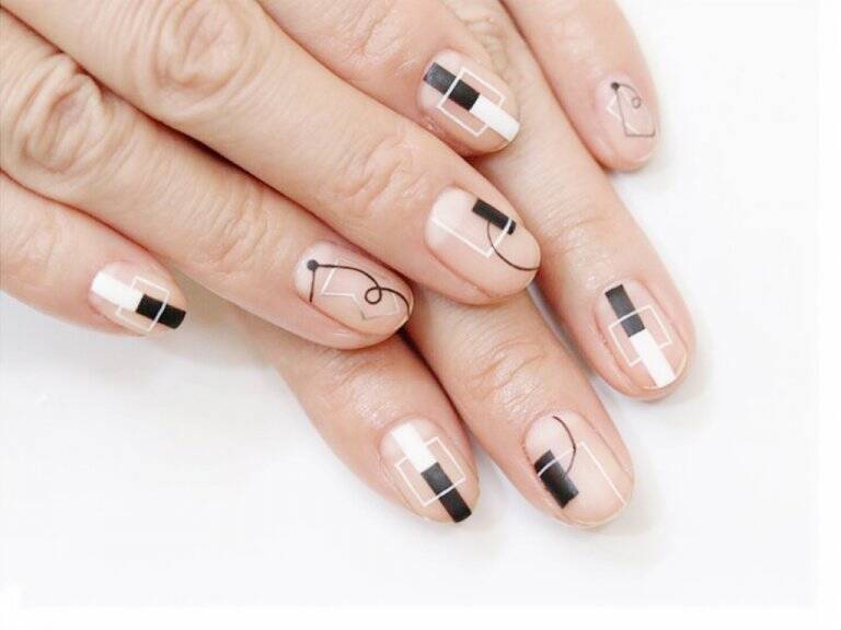 アーティスティックなミニマルデザインネイル クリアベース モノトーンでシンプルに 18年1月16日 エキサイトニュース