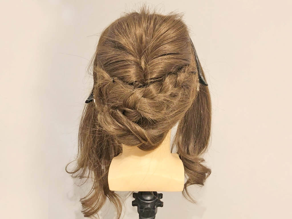 セルフでパーティーヘアに ねじりと三つ編みでできる 上品こなれまとめ髪ヘアアレンジ 18年2月12日 エキサイトニュース