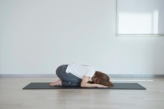 お腹の引き締め効果も。１日１分【肩こり＆疲労感をスッキリ解消する】簡単ポーズ