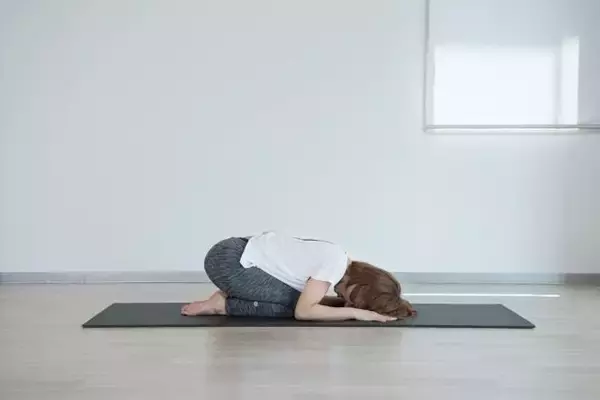 お腹の引き締め効果も。１日１分【肩こり＆疲労感をスッキリ解消する】簡単ポーズ