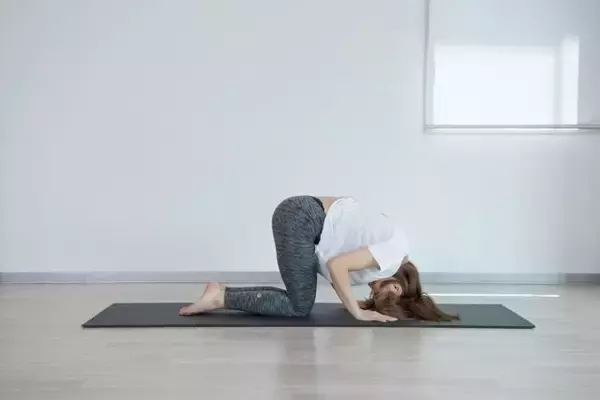 「お腹の引き締め効果も。１日１分【肩こり＆疲労感をスッキリ解消する】簡単ポーズ」の画像