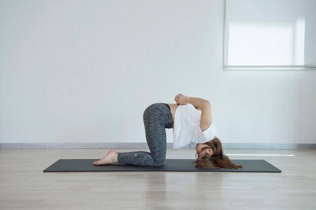 お腹の引き締め効果も。１日１分【肩こり＆疲労感をスッキリ解消する】簡単ポーズ