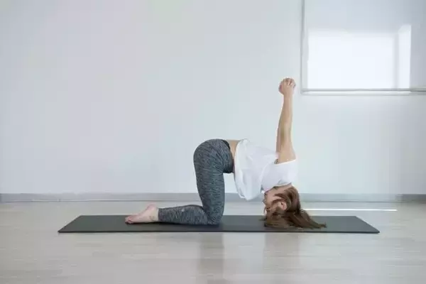 「お腹の引き締め効果も。１日１分【肩こり＆疲労感をスッキリ解消する】簡単ポーズ」の画像