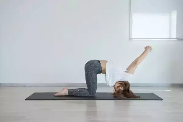 「お腹の引き締め効果も。１日１分【肩こり＆疲労感をスッキリ解消する】簡単ポーズ」の画像