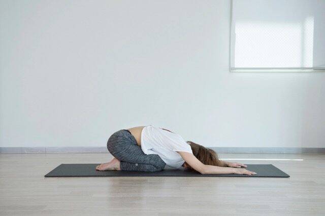 お腹の引き締め効果も。１日１分【肩こり＆疲労感をスッキリ解消する】簡単ポーズ