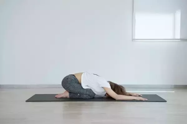 「お腹の引き締め効果も。１日１分【肩こり＆疲労感をスッキリ解消する】簡単ポーズ」の画像