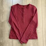 「大人が着ても浮かない旬な“赤”。骨スト＆イエベ秋に似合う【ユニクロ】名品「リブヘンリーネックT」」の画像1