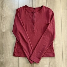 大人が着ても浮かない旬な“赤”。骨スト＆イエベ秋に似合う【ユニクロ】名品「リブヘンリーネックT」