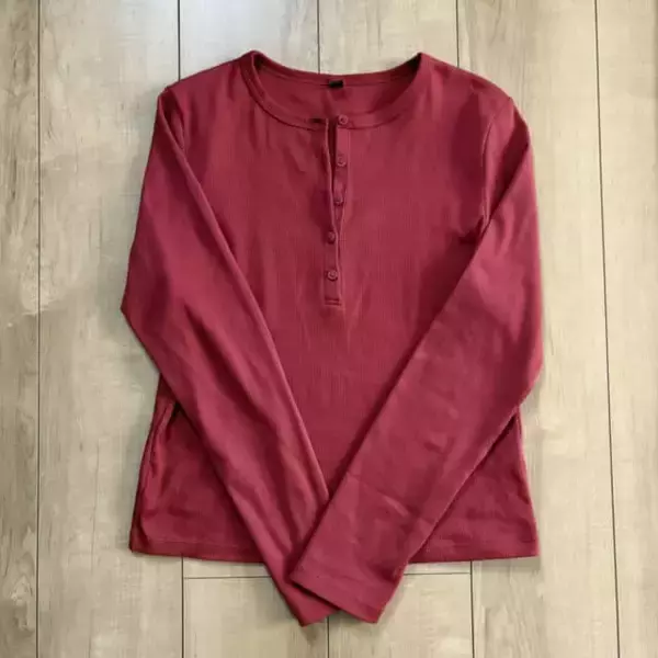 大人が着ても浮かない旬な“赤”。骨スト＆イエベ秋に似合う【ユニクロ】名品「リブヘンリーネックT」