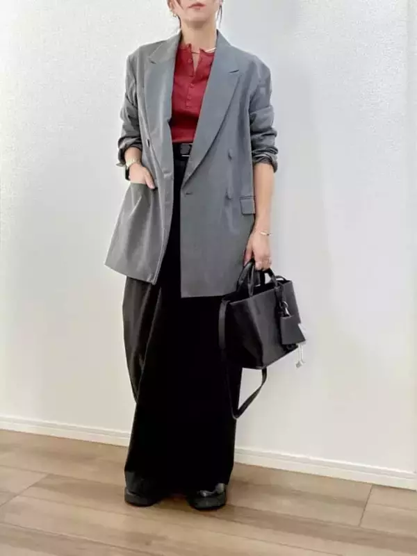 「大人が着ても浮かない旬な“赤”。骨スト＆イエベ秋に似合う【ユニクロ】名品「リブヘンリーネックT」」の画像