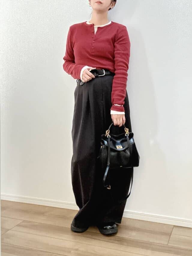 大人が着ても浮かない旬な“赤”。骨スト＆イエベ秋に似合う【ユニクロ】名品「リブヘンリーネックT」