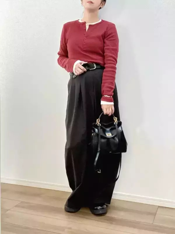 「大人が着ても浮かない旬な“赤”。骨スト＆イエベ秋に似合う【ユニクロ】名品「リブヘンリーネックT」」の画像