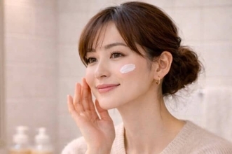 「崩れないのに老けない」冬の大人肌へ。年末年始の“長時間メイク”をきれいに保つベース設計