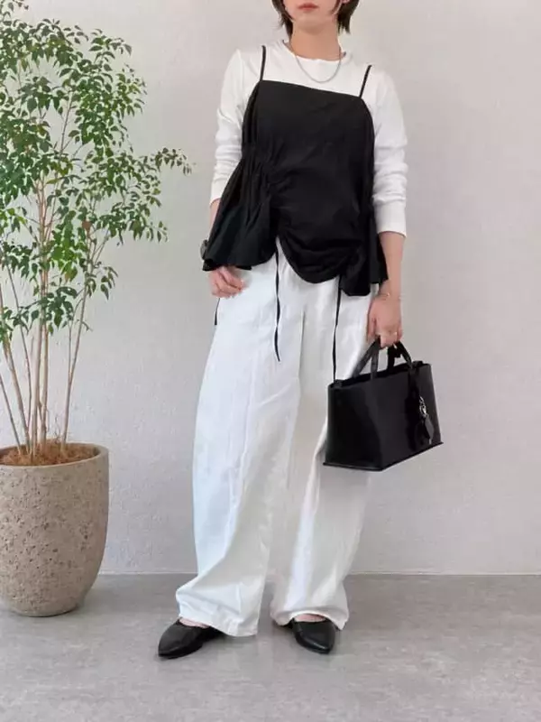 「【40代・50代】ユニクロ白デニムで“自然とアカ抜け”。体型カバーも叶う春の正解コーデ３選」の画像