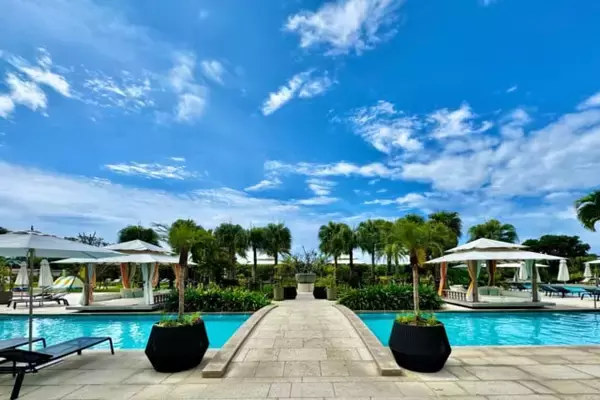 とてもフォトジェニック。【ANAインターコンチネンタル石垣リゾート・ベイウイング】プールに浮かべる贅沢アフタヌーンティー