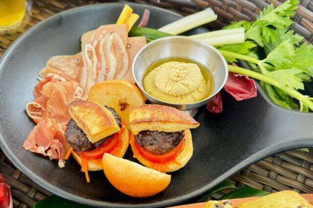 とてもフォトジェニック。【ANAインターコンチネンタル石垣リゾート・ベイウイング】プールに浮かべる贅沢アフタヌーンティー