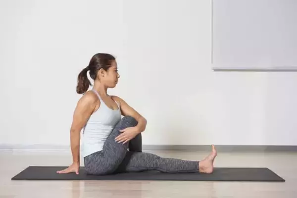 「ぽっこりお腹を撃退！１日１セット【内臓の巡りを整える】簡単“ねじり”ポーズ」の画像