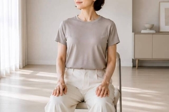 痩せにくさの原因は背中にあるかも。座ったままできる“肩甲骨リセット習慣”