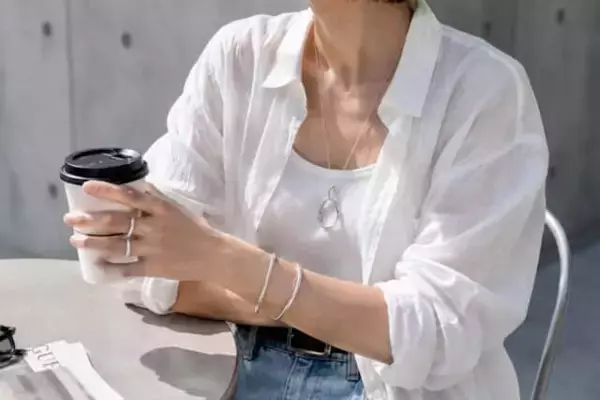 【40代・50代】白Tもリネンも見違える。2026初夏「シルバーアクセ」の正解